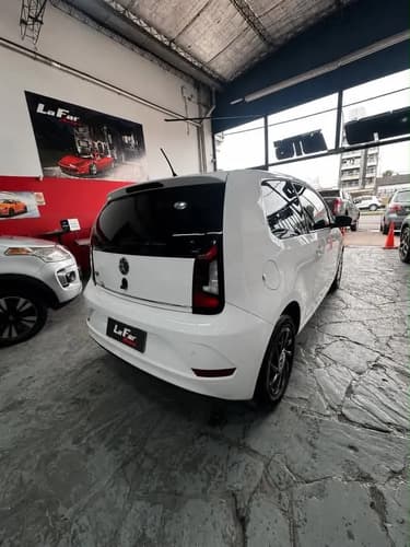 Volkswagen Up! 1.0 High Up! 3 P 2