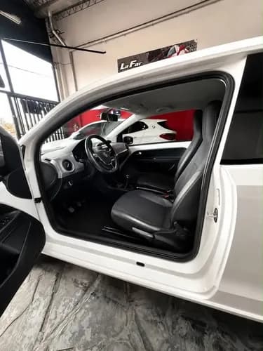Volkswagen Up! 1.0 High Up! 3 P 10